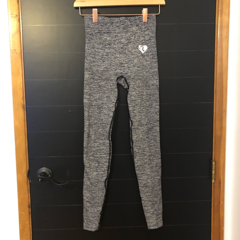 [women’s best] gray leggings.